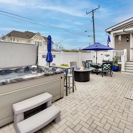 Spacious Norfolk Home With Private Hot Tub!